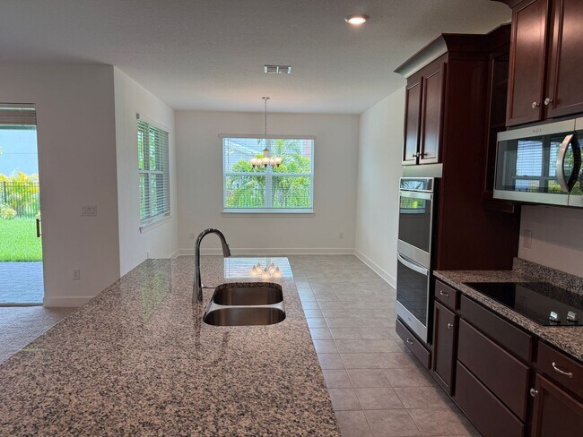 Foto del edificio - 5 Bedroom 4 Bath W/Office & 3-Car Garage (...
