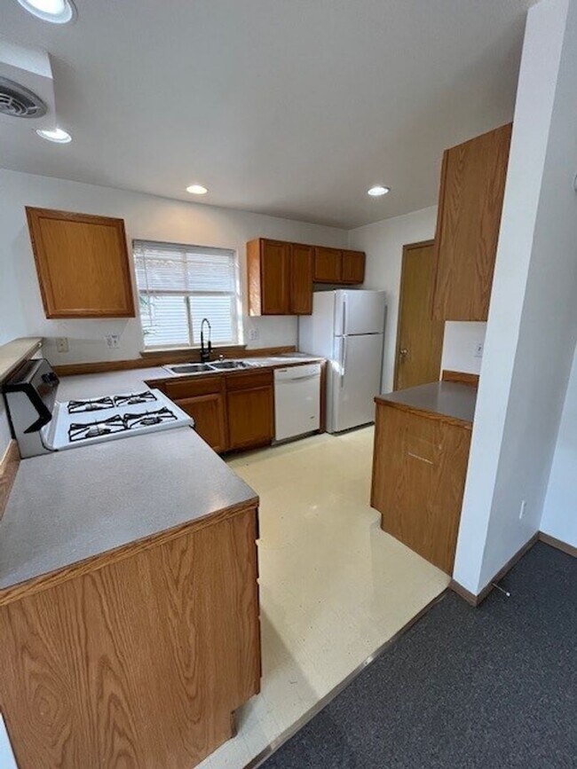 Building Photo - 2814 Queen St