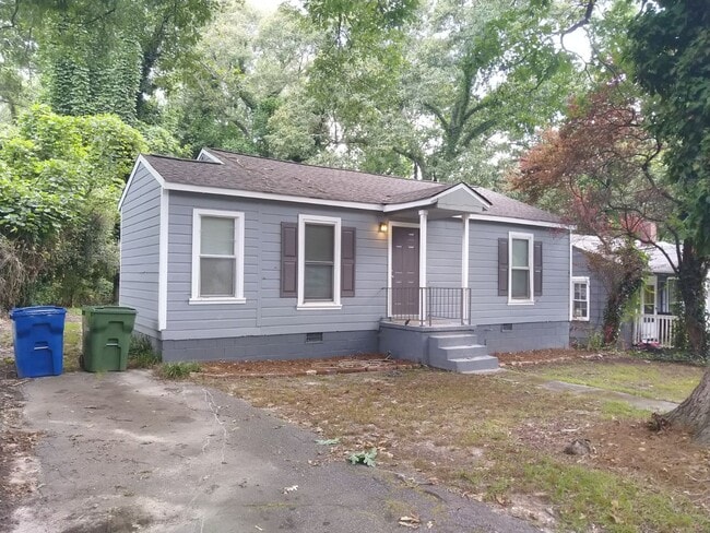 Photo - 700 Cedar Ave NW House