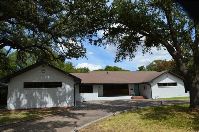 Building Photo - 2309 Wooded Acres Dr
