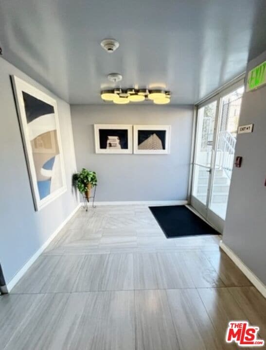Lobby - 1611 S Beverly Glen Blvd
