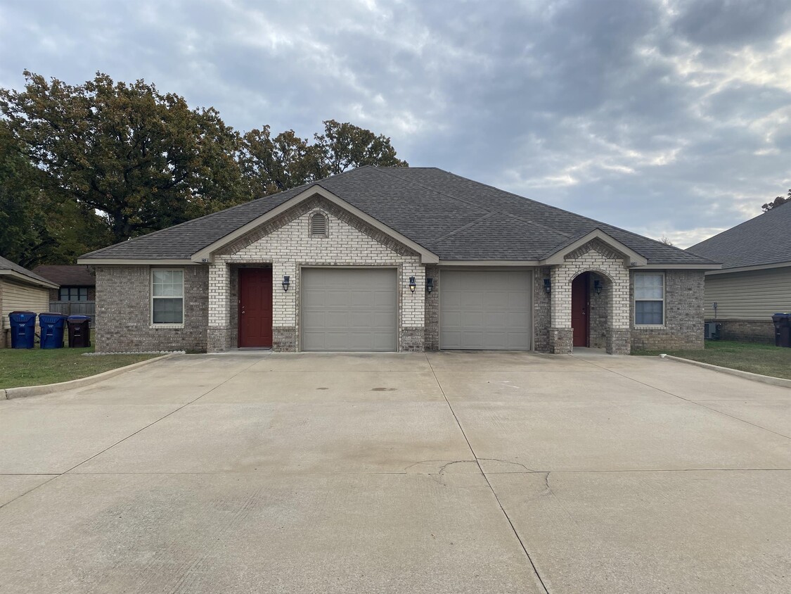 Primary Photo - 2737 Oakview Rd