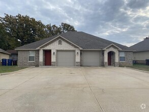 Building Photo - 2737 Oakview Rd