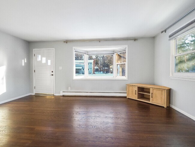 Foto del edificio - Open and Updated 2-Bed Home with Granite & Hardwood  in Arden Hills! Pets welcome