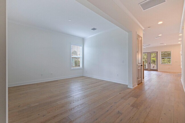 Building Photo - 774 20th Ave N