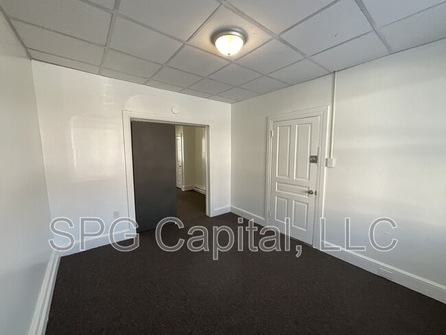 Building Photo - 928 W Princess St