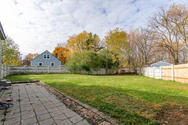 Building Photo - 1398 Cosgrove St