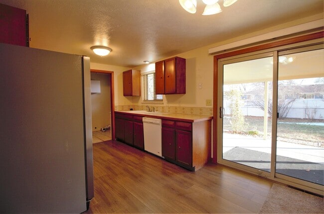 Building Photo - 39 University Dr