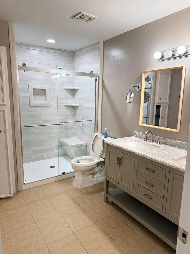 Master renovated Bathroom with double vanity - 1159 Fromage Cir W