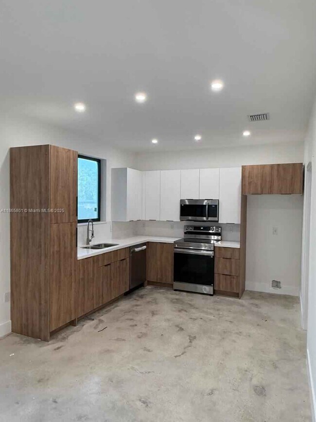 Foto del edificio - Northwest 99th Terrace, Miami, FL 33147 - 4 BR 3 BA townhouse