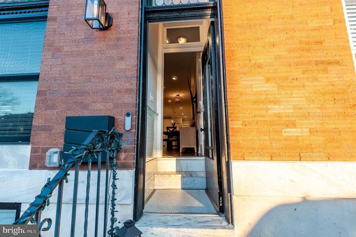 Primary Photo - 527 S Kenwood Ave