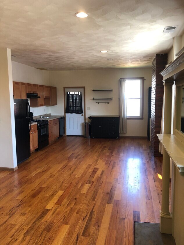 Primary Photo - 571 Greenfield Ave