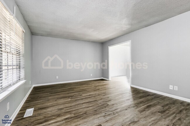 Foto del edificio - Beautifully Modernized Home with 3 bedroom / 2 full bath and 1,846 sq feet of space!