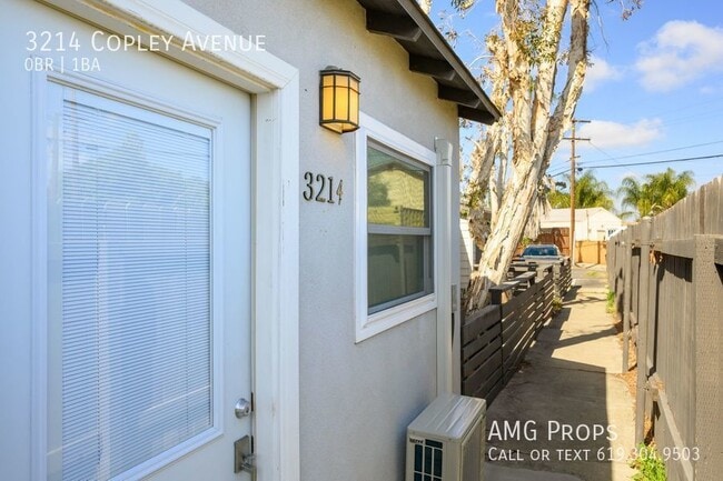 Building Photo - Adorable studio apartment available NOW in...