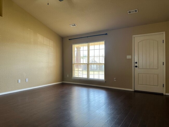 Building Photo - * Move-In Special * Beautiful Living: 3 Be...