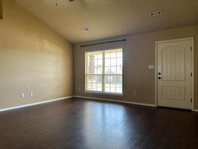 Foto del edificio - Beautiful Living: 3 Bed, 2 Bath Home with ...