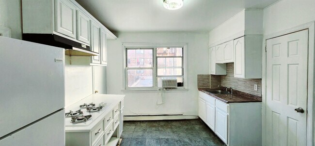 Building Photo - 723 Bergen Ave