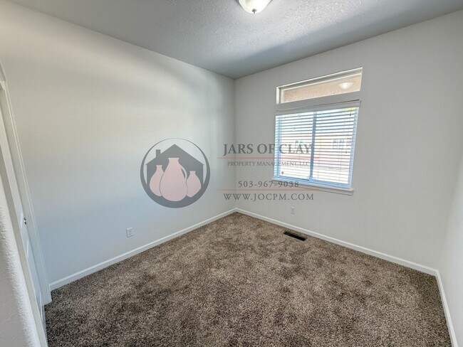 Foto del edificio - Modern West Salem Home: Central AC, 2-Car Garage & Washer/Dryer