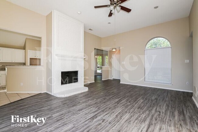 Building Photo - 2525 Hyacinth Dr