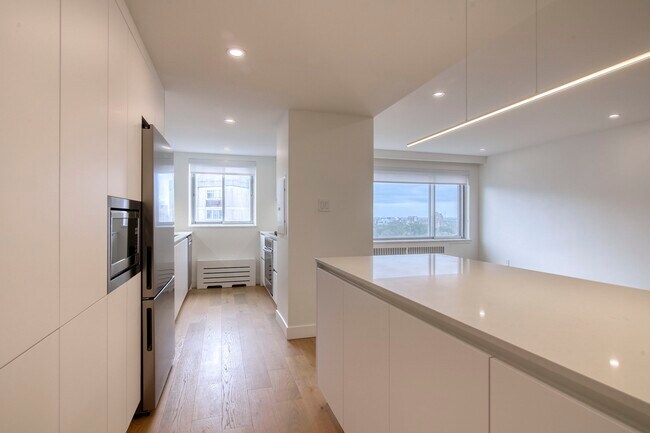 Building Photo - 3555 Chem. de la Côte-des-Neiges