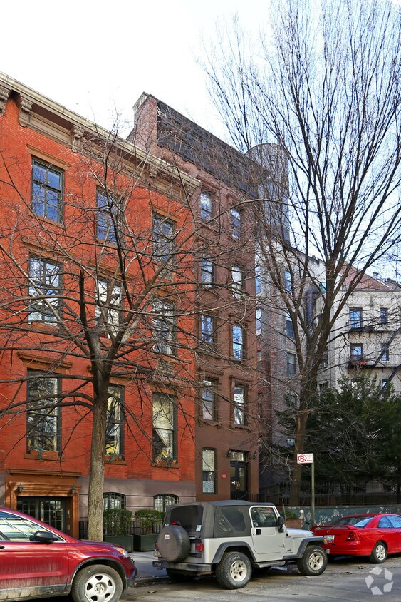 Foto del edificio - 70 W 11TH St