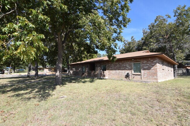 Building Photo - 3610 Fairway Dr