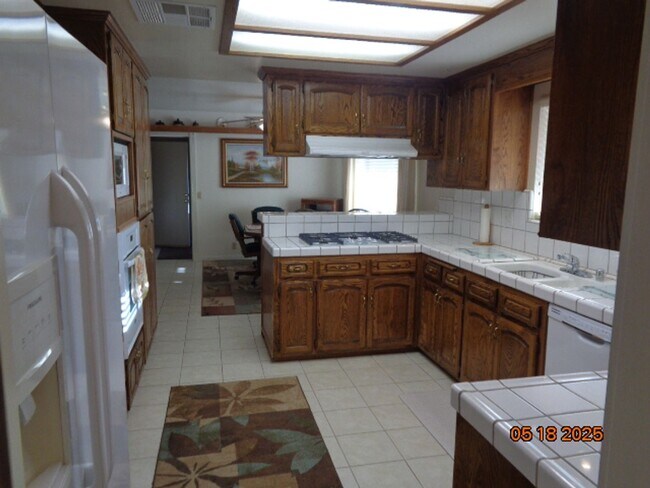 Foto del edificio - Custom Home in Quartz Hill on a Large Lot