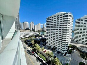 Building Photo - 950 Brickell Bay Dr