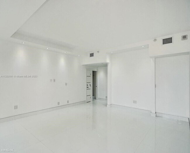 Building Photo - 5 br, 5.5 bath Condo - 19707 Turnberry Way...
