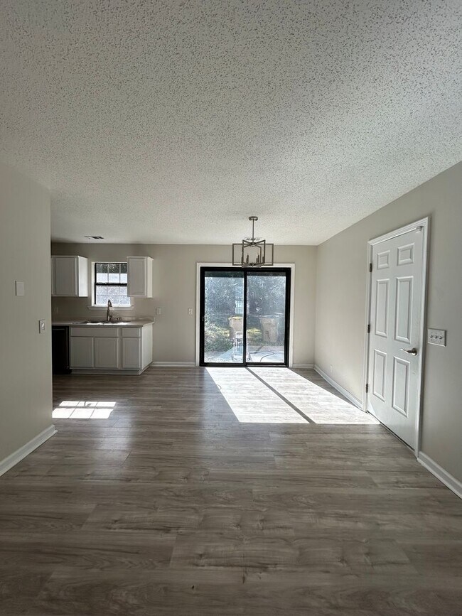 Building Photo - 3-Bedroom, 2-Bath Home on almost an 1 Acre – Pet-Friendly!