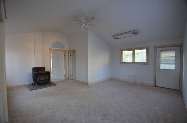 Building Photo - 781 High Point Dr.