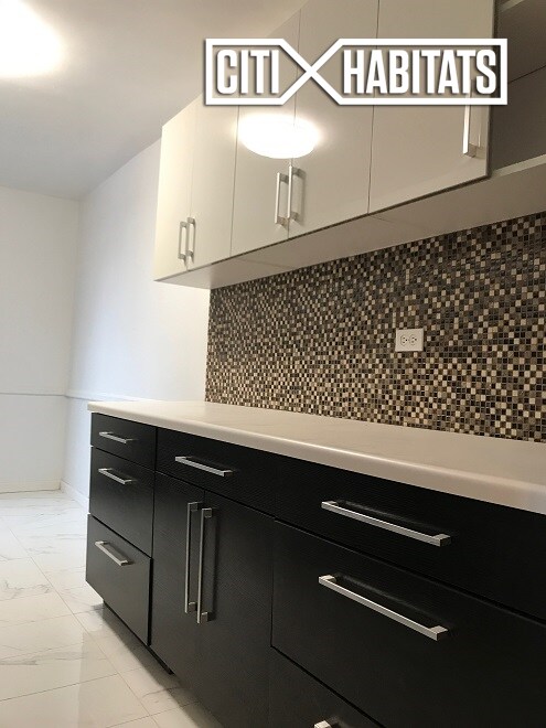Foto del edificio - 6393 Woodhaven Blvd
