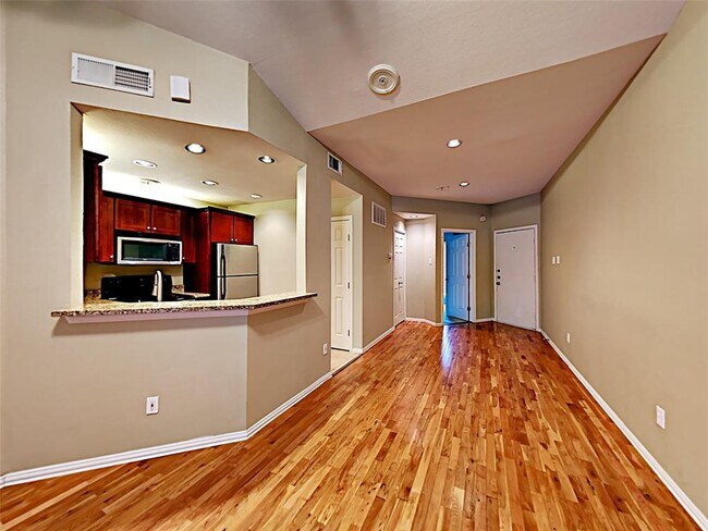 Foto del edificio - 4104 N Hall St