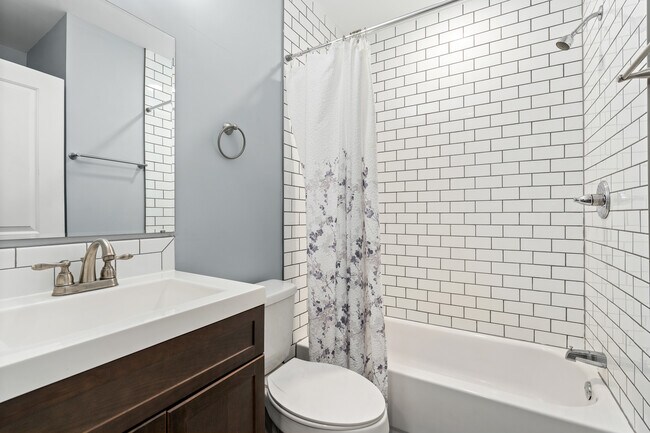 Baño - 607 N 39th St