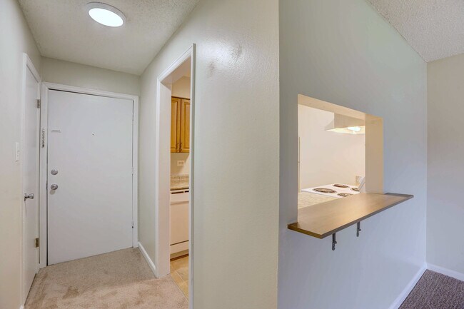 1 dormitorio, 1 baño con estudio - 835 pies cuadrados - Entrada - Monaco Parkway Apartments