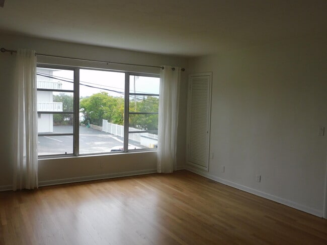 Building Photo - 221 E Lantana Rd