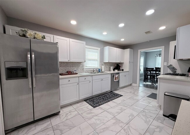 Building Photo - 3834 Rosedale St