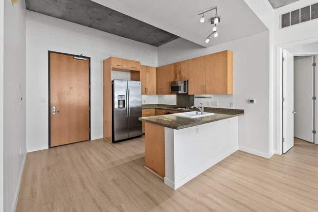 Building Photo - NEW FLOORS! Spacious 2 Bedroom 2 Bathroom ...