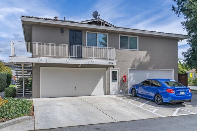 Building Photo - 2 bedroom/1 bath upstairs unit in desirabl...