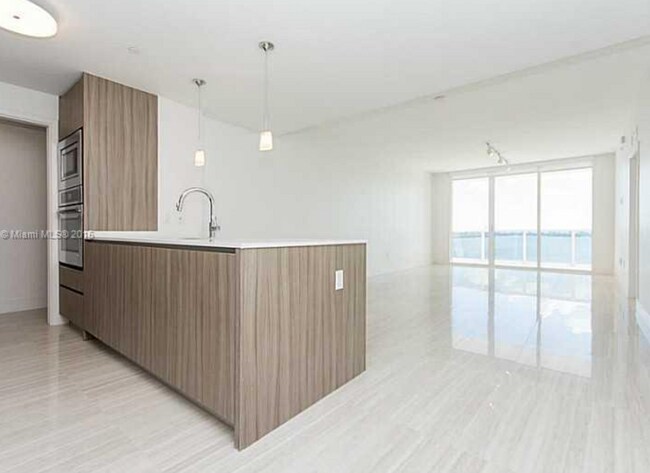 Foto del edificio - Beautiful 3 bedroom Apt at Bay House