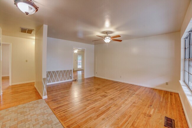 Foto del edificio - 3 BED 2 BATH! Schedule a tour today!