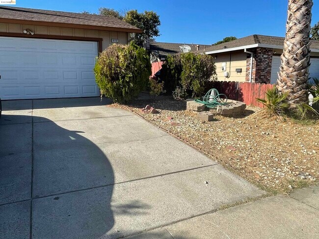 Building Photo - 2112 Banyan Way