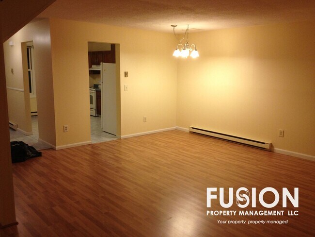 Building Photo - Private Townhouse with Patio, Pool & Parking