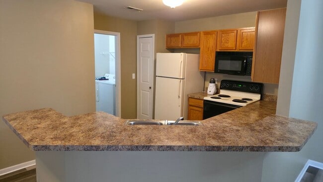 Building Photo - 15337 Yale Dr