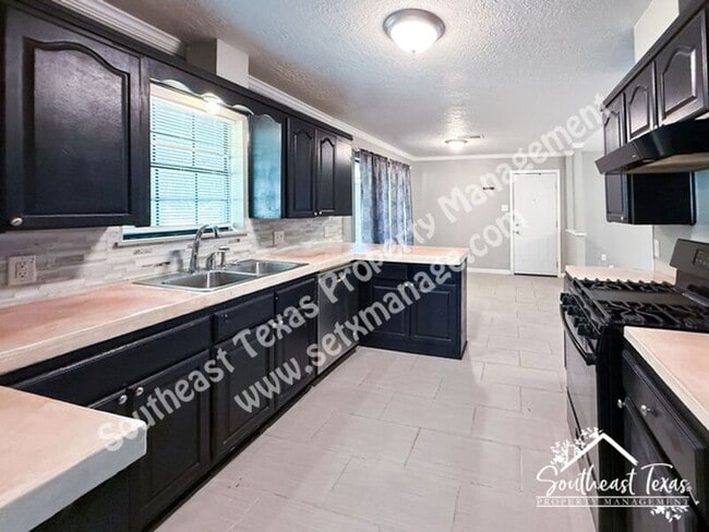 Building Photo - 5180 Wildwood Dr