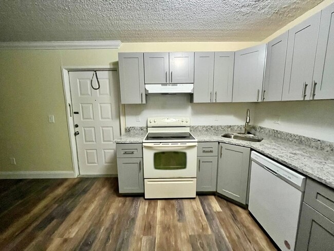 Photo - 1 Bedroom 2nd Floor Condo in East Orlando with Laminate Flooring and Scenic Balcony View!