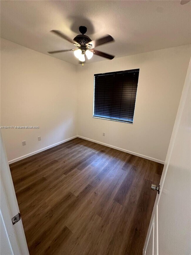 Foto del edificio - $3,100MONTHLY;20901 NW 14TH PL #847 MIAMI ...