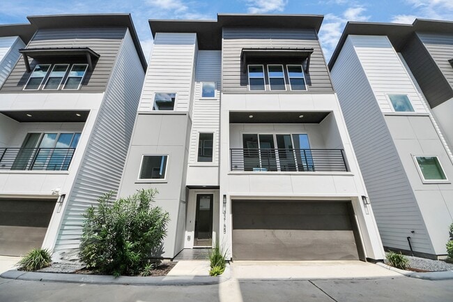 Building Photo - 3215 Ennis St
