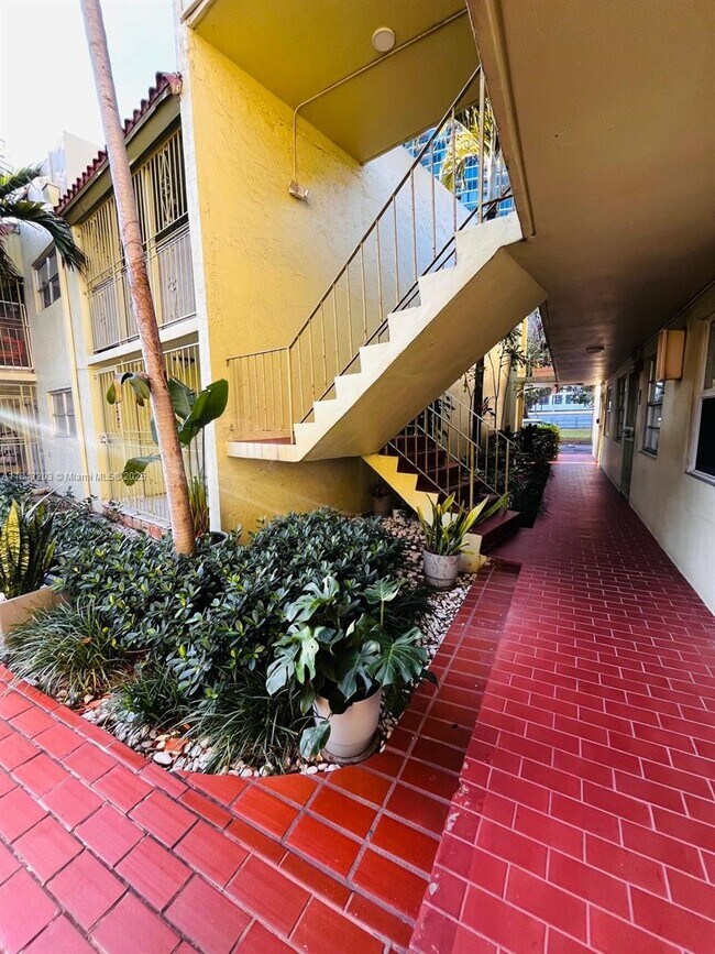 Foto del edificio - 520 NE 38th St