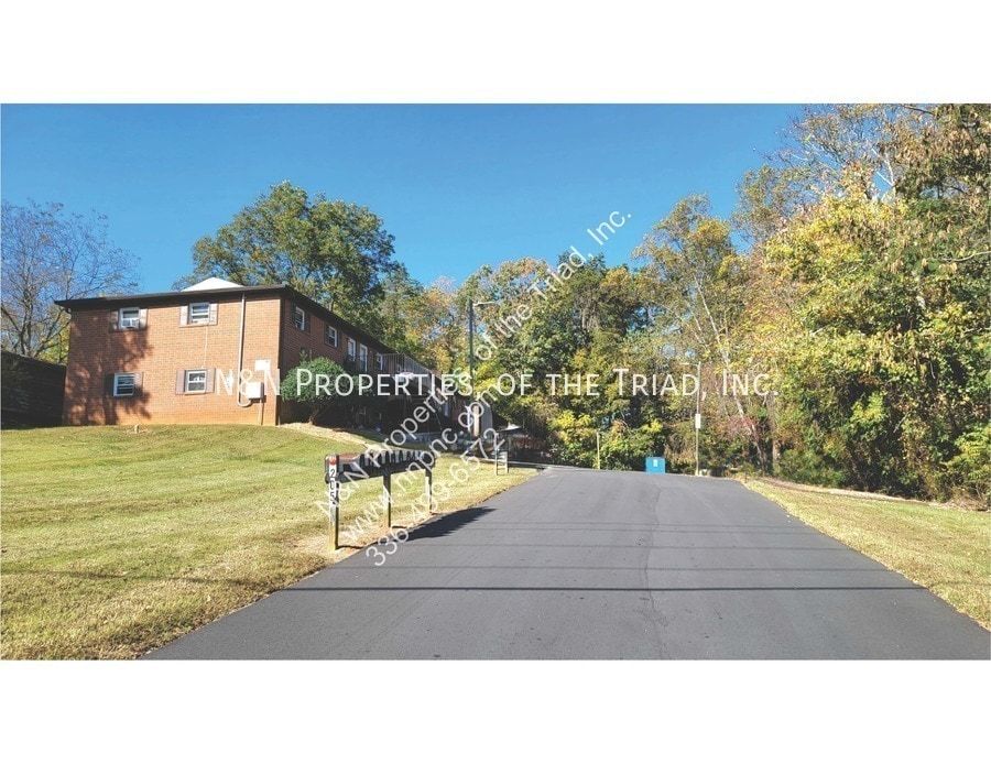 Foto principal - 205 N Main St